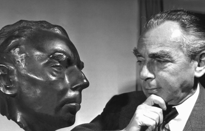 Schon der Schriftsteller Erich Kästner – hier mit einer Kästner-Büste im Jahr 1959 – wurde gefragt: Wo bleibt das Positive?<span class='image-autor'>Foto: picture alliance / dpa/Goebel</span>