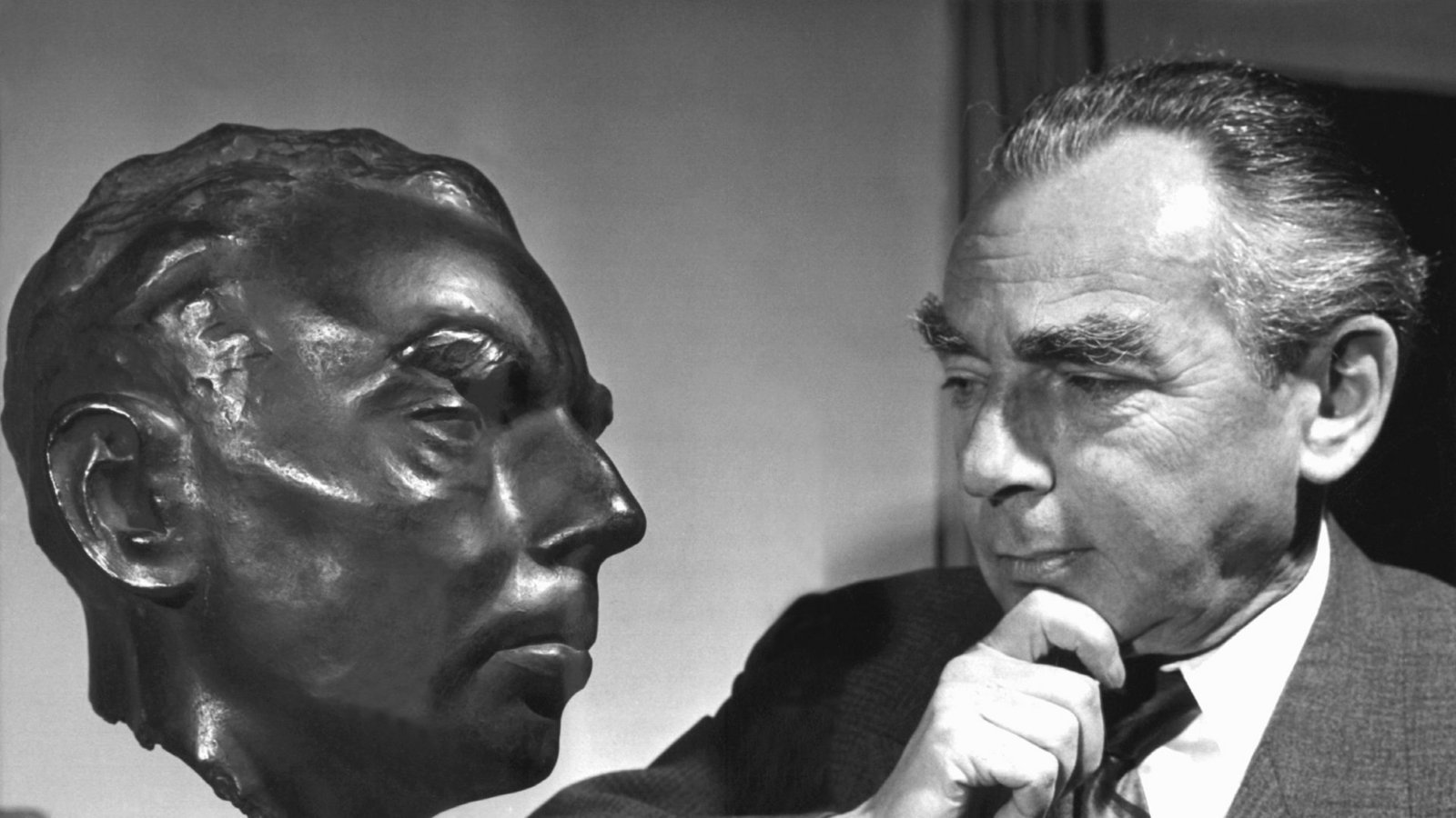 Schon der Schriftsteller Erich Kästner – hier mit einer Kästner-Büste im Jahr 1959 – wurde gefragt: Wo bleibt das Positive?Foto: picture alliance / dpa/Goebel Schon der Schriftsteller Erich Kästner – hier mit einer Kästner-Büste im Jahr 1959 – wurde gefragt: Wo bleibt das Positive?Foto: picture alliance / dpa/Goebel