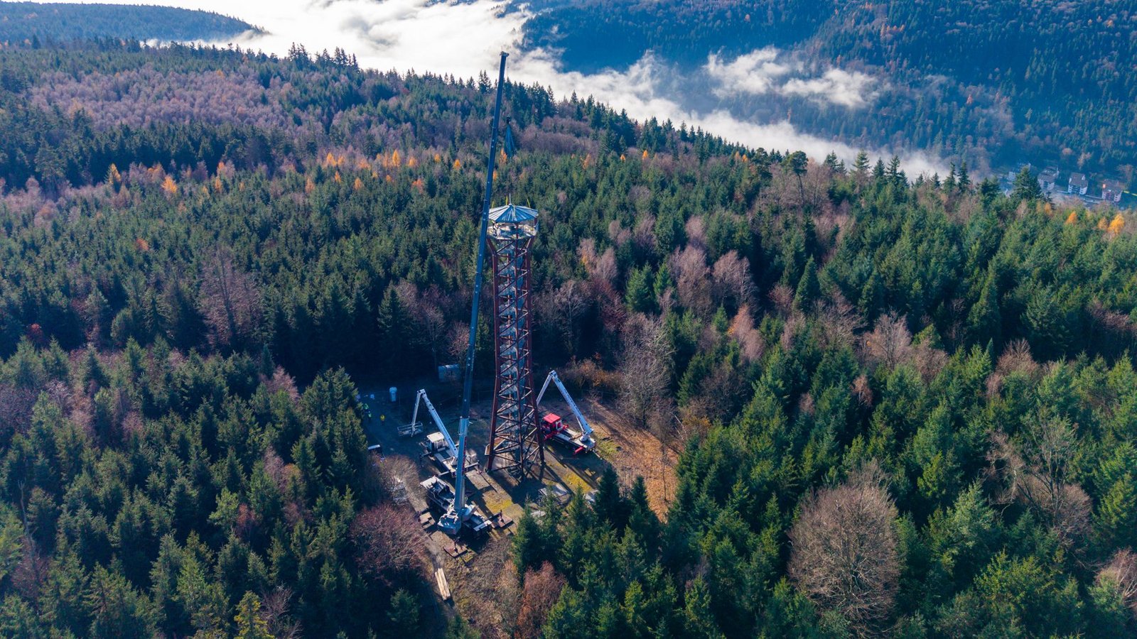 Vor genau einer Woche startete der Teilrückbau des Pforzheimer Aussichtsturms „Hohe Warte“. Hier ist er noch rund 40 Meter hoch, jetzt nur noch 15 Meter.Foto: Dominik Mokrski Vor genau einer Woche startete der Teilrückbau des Pforzheimer Aussichtsturms „Hohe Warte“. Hier ist er noch rund 40 Meter hoch, jetzt nur noch 15 Meter.Foto: Dominik Mokrski