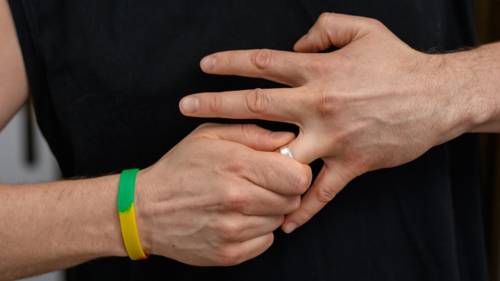 So lässt sich der Ring ablösen.Foto: PawelKacperek / shutterstock.com So lässt sich der Ring ablösen.Foto: PawelKacperek / shutterstock.com
