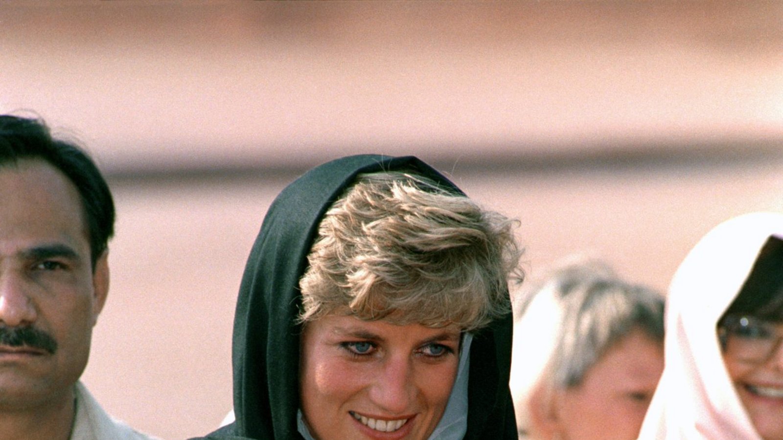 Diana bei einem Besuch der Badshahi-Moschee. Prinz William und seine Frau Kate haben bei ihrer Pakistan-Reise dieselbe Moschee besucht.Foto: picture alliance/dpa/PA Wire | Martin Keene