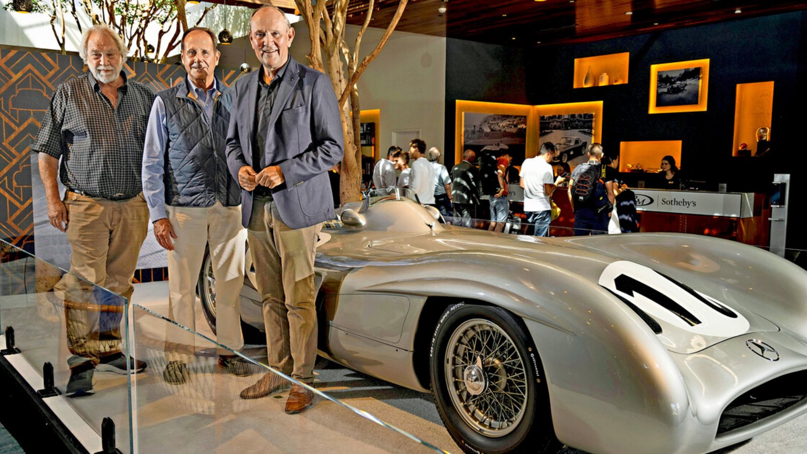 Auf der Pebble Beach Automotive Week 2024: Der W 196 R, mit Rob Myers, Geschäftsführer der RM Group of Companies, Joe Hale, Direktor des Indianapolis Motor Speedway Museums und Marcus Breitschwerdt, CEO Mercedes-Benz Heritage GmbH (von links).Highlight auf der Pebble Beach Automotive Week 2024: Der W 196 R, zusammen mit Rob Myers, Chairman und CEO der RM Group of Companies, Joe Hale, Direktor des Indianapolis Motor Speedway Museums und Marcus Breitschwerdt, CEO Mercedes-Benz Heritage GmbH (von links).Foto: Mercedes-Benz AG