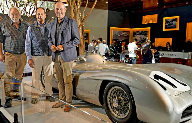 Auf der Pebble Beach Automotive Week 2024: Der W 196 R, mit Rob Myers, Geschäftsführer der RM Group of Companies, Joe Hale, Direktor des Indianapolis Motor Speedway Museums und Marcus Breitschwerdt, CEO Mercedes-Benz Heritage GmbH (von links).Highlight auf der Pebble Beach Automotive Week 2024: Der W 196 R, zusammen mit Rob Myers, Chairman und CEO der RM Group of Companies, Joe Hale, Direktor des Indianapolis Motor Speedway Museums und Marcus Breitschwerdt, CEO Mercedes-Benz Heritage GmbH (von links).<span class='image-autor'>Foto: Mercedes-Benz AG</span>