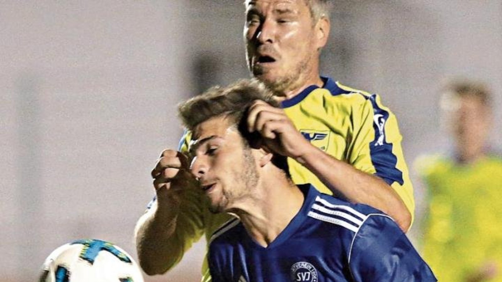 Tim Scheuermann (vorne) setzt sich gegen Lomersheims Michael Walter durch. Der Ball gelangt gleich drauf unter Mithilfe von Daniel Brenner zum Illinger 1:2-Anschluss im Tor. Foto: Küppers Tim Scheuermann (vorne) setzt sich gegen Lomersheims Michael Walter durch. Der Ball gelangt gleich drauf unter Mithilfe von Daniel Brenner zum Illinger 1:2-Anschluss im Tor. Foto: Küppers