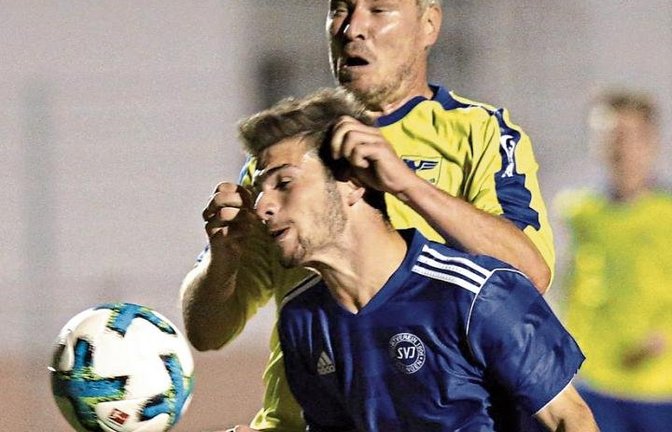 Tim Scheuermann (vorne) setzt sich gegen Lomersheims Michael Walter durch. Der Ball gelangt gleich drauf unter Mithilfe von Daniel Brenner zum Illinger 1:2-Anschluss im Tor. Foto: Küppers