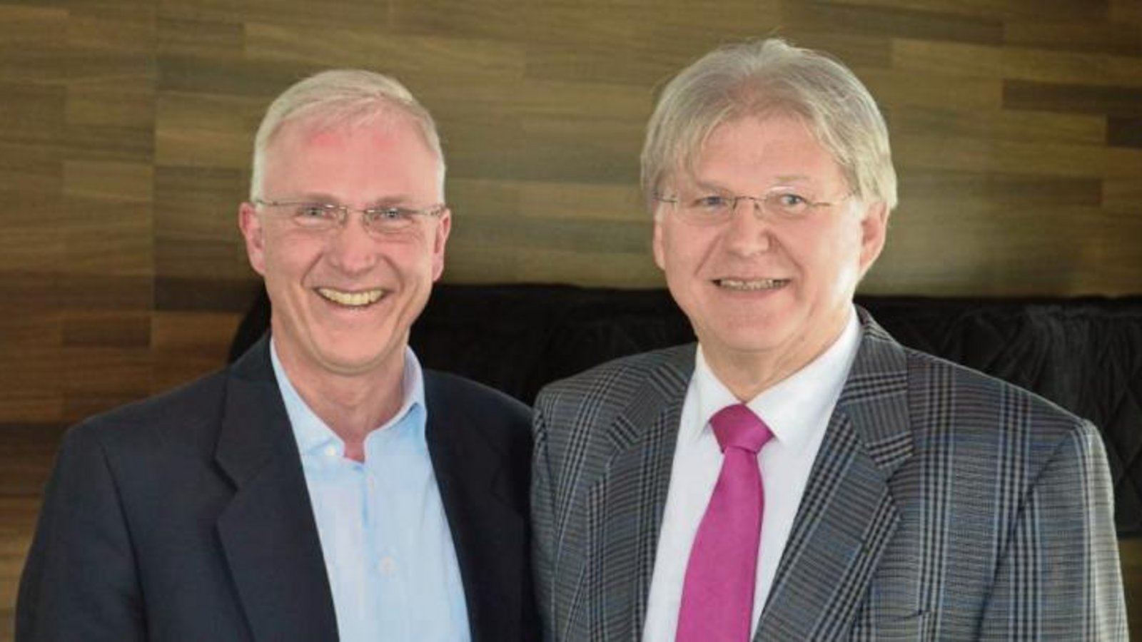 Frank Lederbach (links) folgt Karlheinz-Brust in das Amt des HBW-Präsidenten. Foto: Meyer Frank Lederbach (links) folgt Karlheinz-Brust in das Amt des HBW-Präsidenten. Foto: Meyer