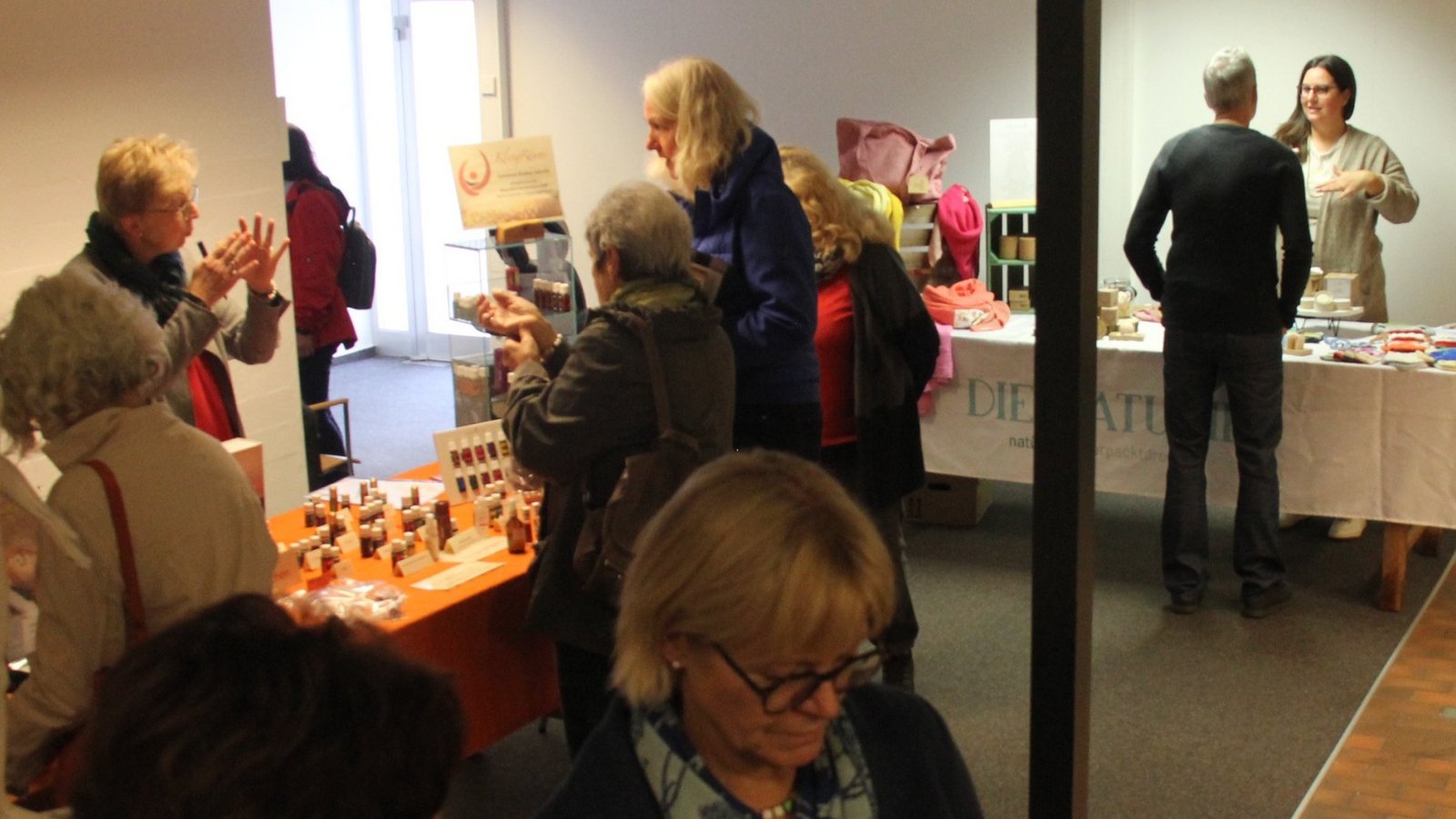 Beim Aktionstag machen zwölf Aussteller und Ausstellerinnen mit, darunter die Vaihinger Naturheilkundeberaterin Constanze Budday-Lämmle (am Stand links) und Yvette Stamboulidis (am Stand hinten) von der Vaihinger Unverpacktdrogerie „Die Naturie“.