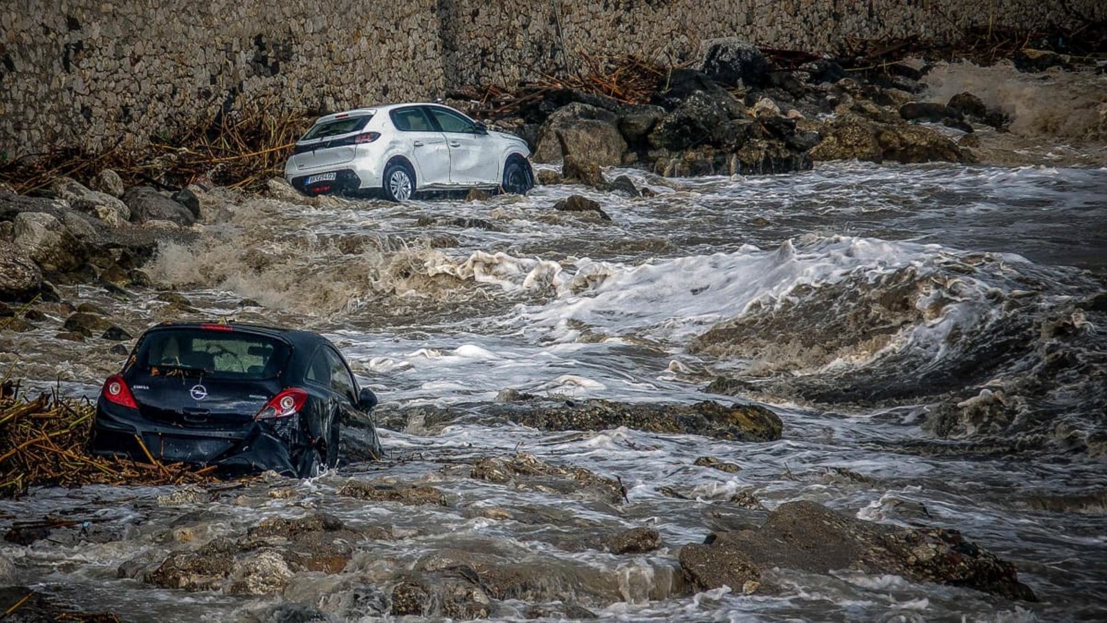 Vom Sturm weggespülte Autos auf der Insel Rhodos in Griechenland. Bei den Unwettern kam ein Mann zu Tode.Eurokinissi/afp Vom Sturm weggespülte Autos auf der Insel Rhodos in Griechenland. Bei den Unwettern kam ein Mann zu Tode.Eurokinissi/afp