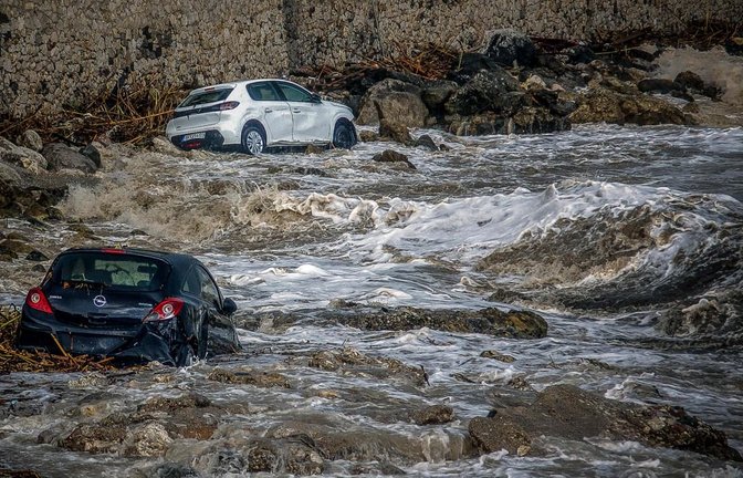 Vom Sturm weggespülte Autos auf der Insel Rhodos in Griechenland. Bei den Unwettern kam ein Mann zu Tode.<span class='image-autor'>Eurokinissi/afp</span>