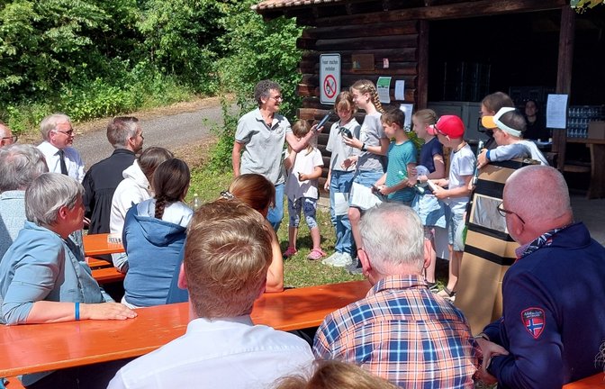 Annette Conradt und eine Kindergruppe bei einem Beitrag zum Gottesdienst. Foto: Leins