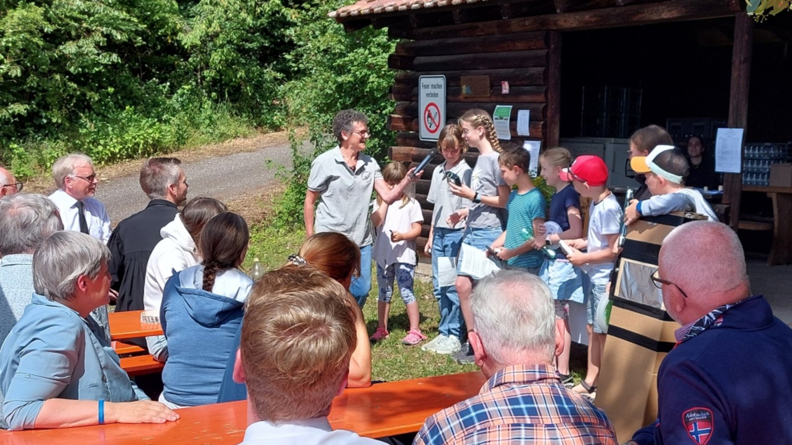 Annette Conradt und eine Kindergruppe bei einem Beitrag zum Gottesdienst. Foto: Leins