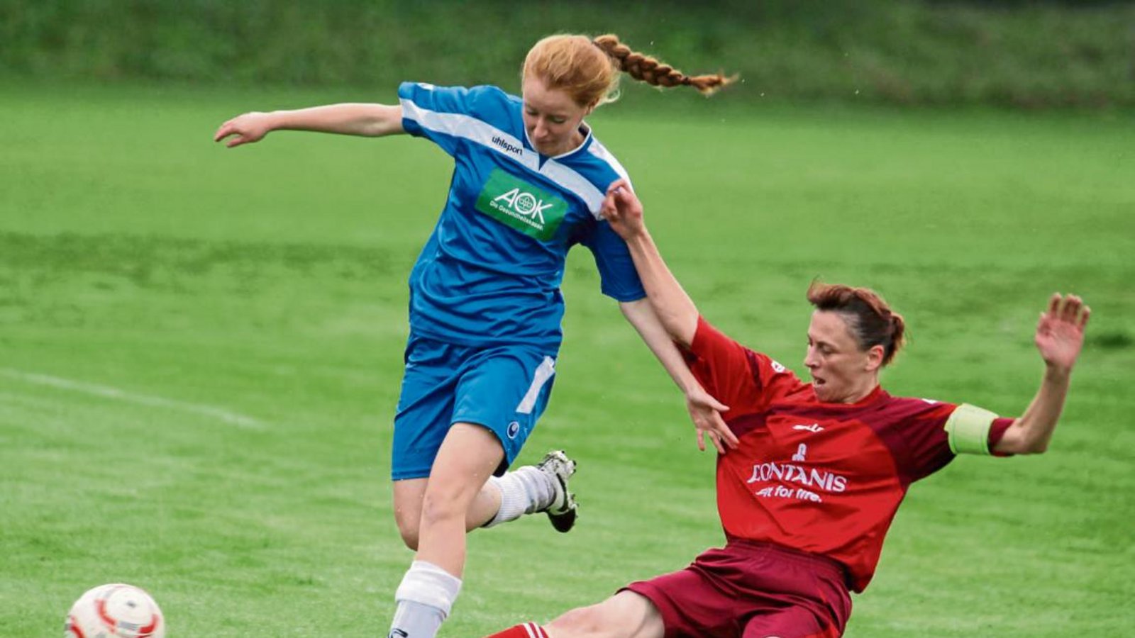 Nadine Friedl (rechts) grätscht gegen Stefanie Kunkel. Später zog sich die Hohenhaslacher Spielführerin einen Riss im Wadenbein zu. Foto: Bürkle Nadine Friedl (rechts) grätscht gegen Stefanie Kunkel. Später zog sich die Hohenhaslacher Spielführerin einen Riss im Wadenbein zu. Foto: Bürkle