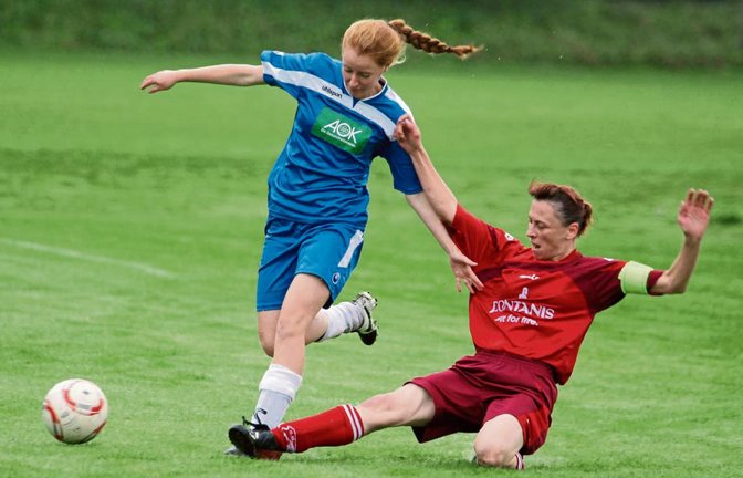 Nadine Friedl (rechts) grätscht gegen Stefanie Kunkel. Später zog sich die Hohenhaslacher Spielführerin einen Riss im Wadenbein zu.  Foto: Bürkle