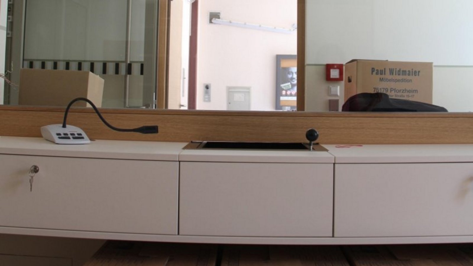 Gestapelt: Auch in der Sicherheitsschleuse am Empfang werden Kartons gelagert. Gestapelt: Auch in der Sicherheitsschleuse am Empfang werden Kartons gelagert.