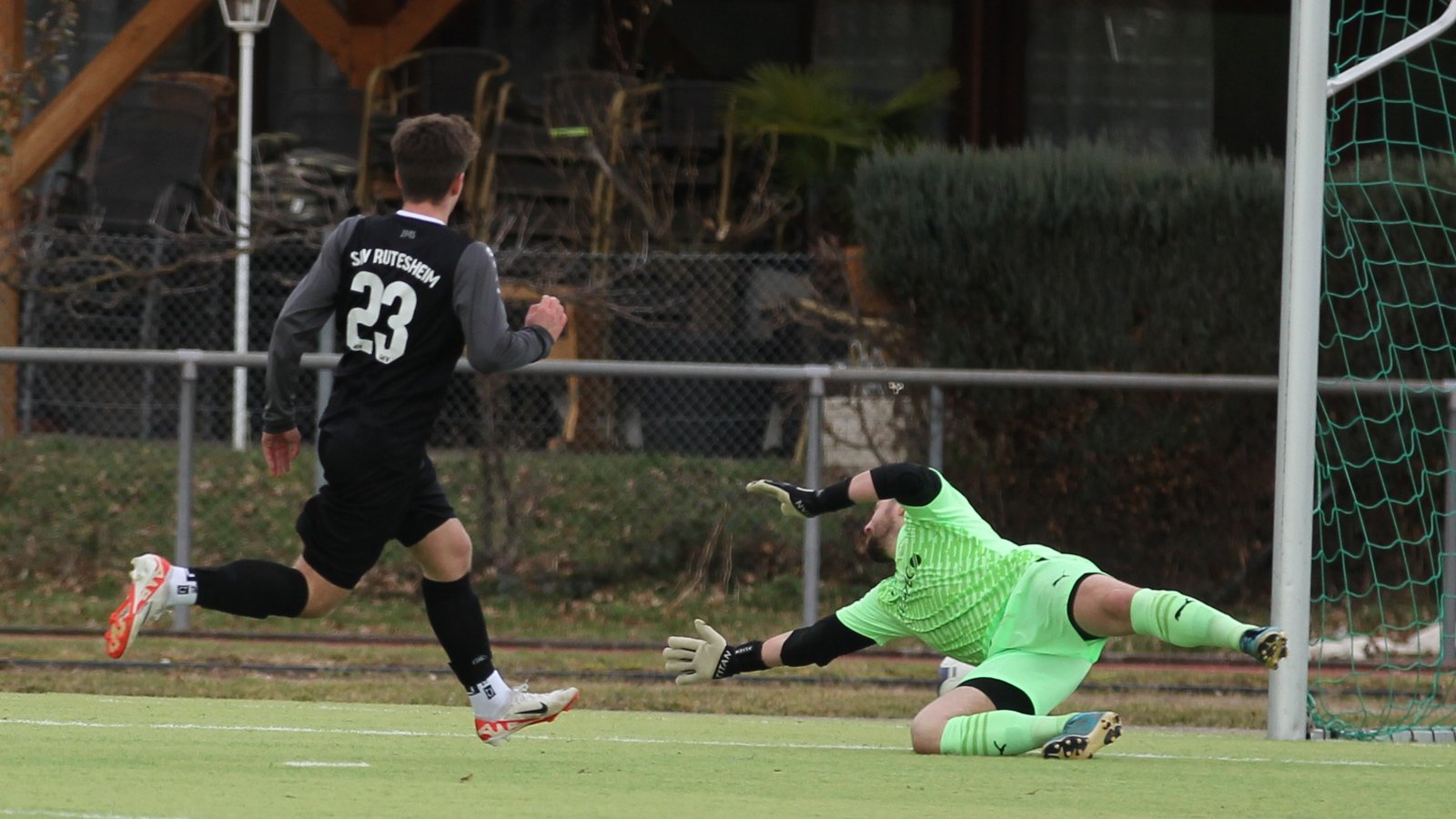 Horrheims Keeper Pablo Kraft (rechts) kann das Gegentor zum 0:3 nicht verhindern. Foto: Dittrich Horrheims Keeper Pablo Kraft (rechts) kann das Gegentor zum 0:3 nicht verhindern. Foto: Dittrich