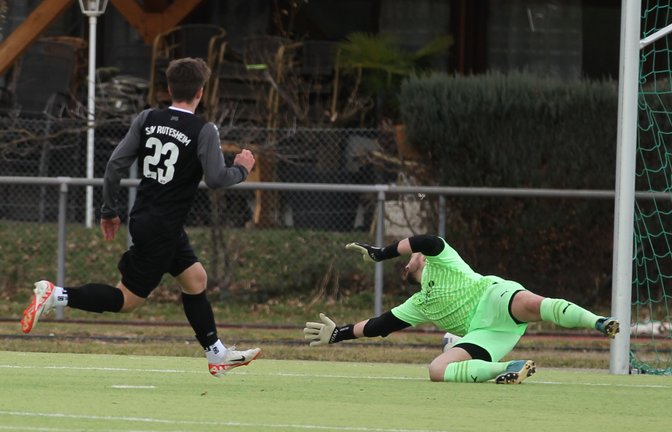 Horrheims Keeper Pablo Kraft (rechts) kann das Gegentor zum 0:3 nicht verhindern. <span class='image-autor'>Foto: Dittrich</span>
