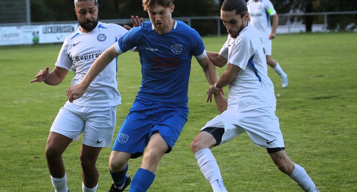 Fußball, Bezirkspokal Enz/Murr, Männer, Saison 2026/2027, 1. Runde Hauptrunde, SV Illingen (weiß) gegen TSV Bönnigheim (blau),  von links kämpfen um den Ball: Birindar Atmaca, Timo Schwob und Zekeriya Tüney