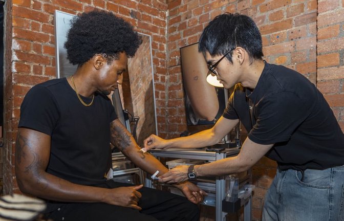 Die neue Tattoo-Technik ist simpel: Hunderte winzige Mikronadeln sind in ein Pflaster integriert, das mit einem Applikator auf die Haut gedrückt wird.<span class='image-autor'>Cipherx Technologies</span>