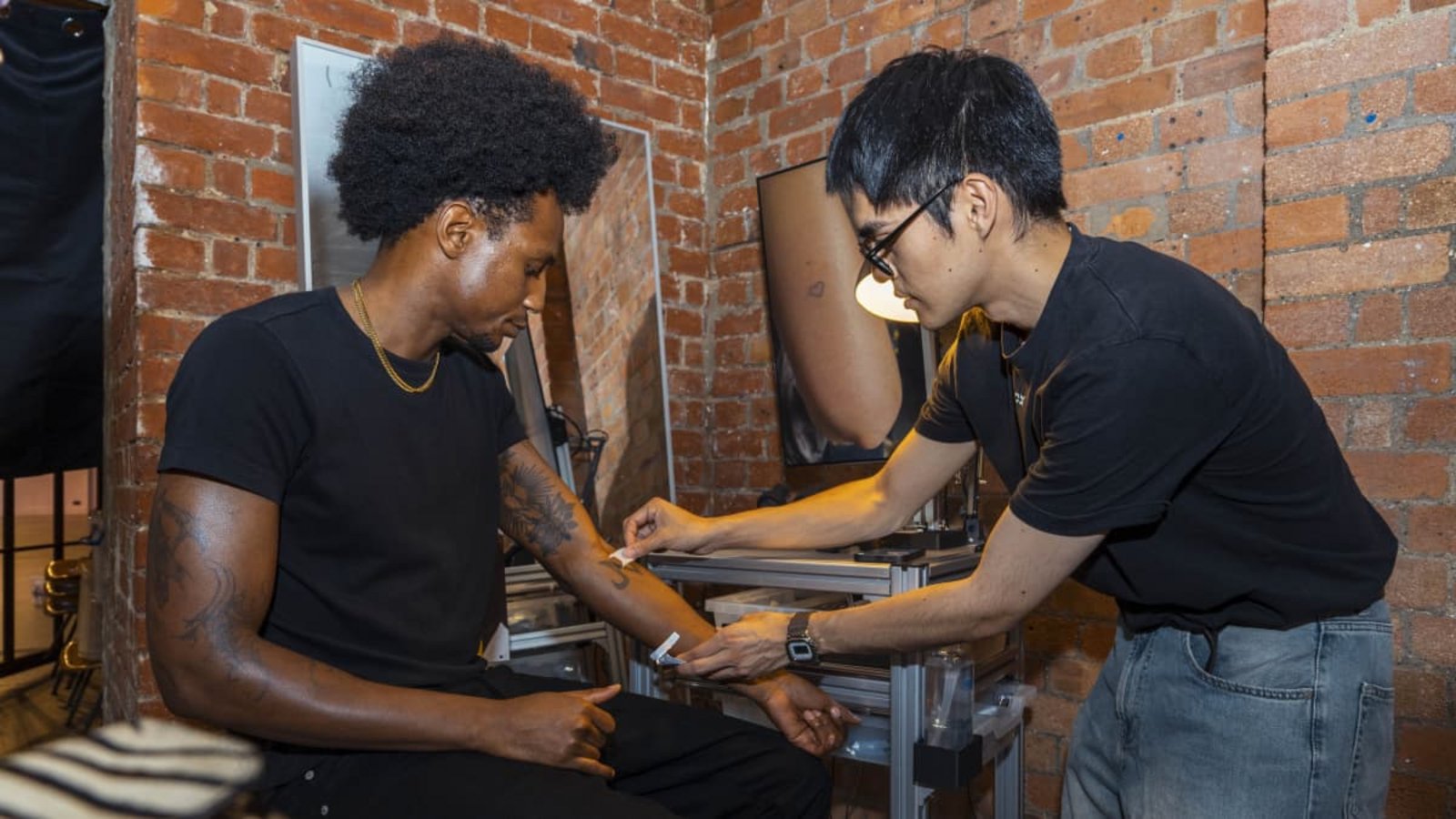 Die neue Tattoo-Technik ist simpel: Hunderte winzige Mikronadeln sind in ein Pflaster integriert, das mit einem Applikator auf die Haut gedrückt wird.Cipherx Technologies Die neue Tattoo-Technik ist simpel: Hunderte winzige Mikronadeln sind in ein Pflaster integriert, das mit einem Applikator auf die Haut gedrückt wird.Cipherx Technologies