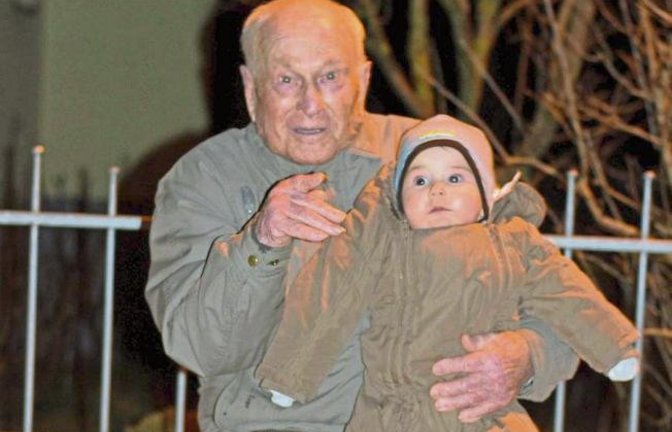 Dieser süße Schnappschuss ist beim alljährlichen Flammkuchenessen in der Mörikestraße in Kleinglattbach entstanden. Es zeigt den ältesten (93 Jahre) und den jüngsten Bewohner (sechs Monate) der Mörikerstraße.  Foto: p