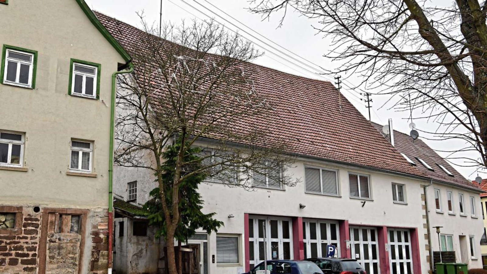 Das alte Sersheimer Feuerwehrhaus (Mitte) und die angrenzenden Häuser werden abgerissen. Foto: Kalb Das alte Sersheimer Feuerwehrhaus (Mitte) und die angrenzenden Häuser werden abgerissen. Foto: Kalb