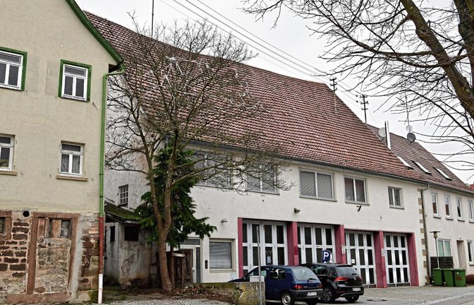 Das alte Sersheimer Feuerwehrhaus (Mitte) und die angrenzenden Häuser werden abgerissen.  Foto: Kalb
