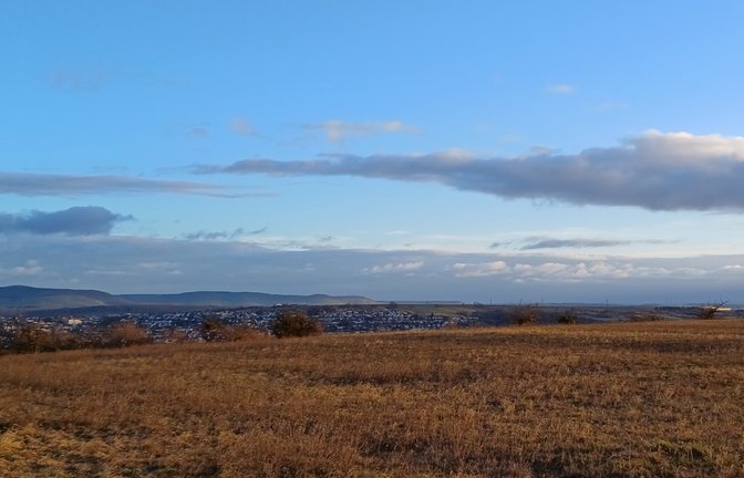 Von Aurich aus gesehen grüßt hier links Schloss Kaltenstein und rechts der Gewerbepark Eichwald aus der Ferne.  <span class='image-autor'>Foto: Rücker</span>