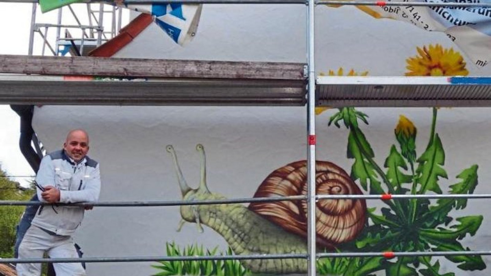 Vorab für die VKZ angehoben wurden die Planen über dem „Auricher Schneck“, der neuerdings ein Haus in der Hirsauer Straße in Aurich ziert. Sven Schmied von der Firma „Ihr Malermeister Tronser“ kann das Geheimnis um den Künstler lüften. Es sei der Bruder s Vorab für die VKZ angehoben wurden die Planen über dem „Auricher Schneck“, der neuerdings ein Haus in der Hirsauer Straße in Aurich ziert. Sven Schmied von der Firma „Ihr Malermeister Tronser“ kann das Geheimnis um den Künstler lüften. Es sei der Bruder s