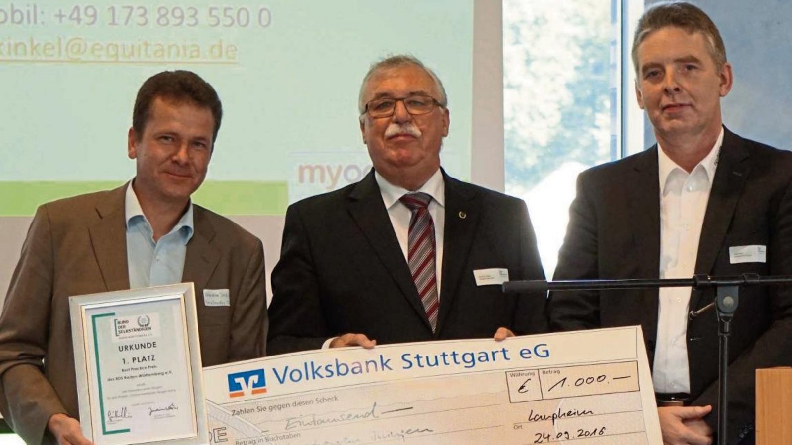 Sebastian Zaiß (von links) mit Günther Hieber (Präsident BDS Landesverband BW) und Uwe Kinkel von der Firma Equitania.  Foto: p