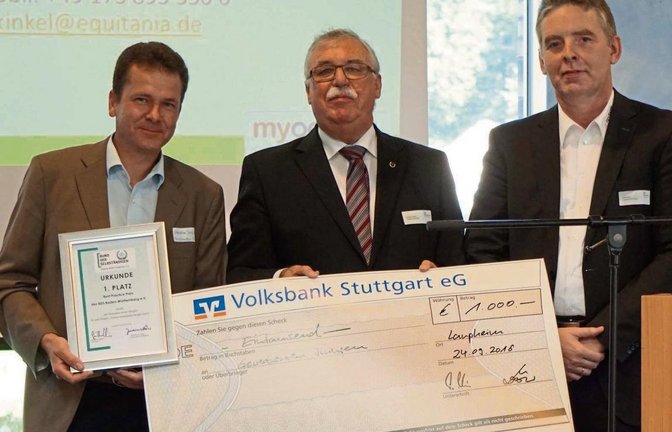 Sebastian Zaiß (von links) mit Günther Hieber (Präsident BDS Landesverband BW) und Uwe Kinkel von der Firma Equitania.  Foto: p
