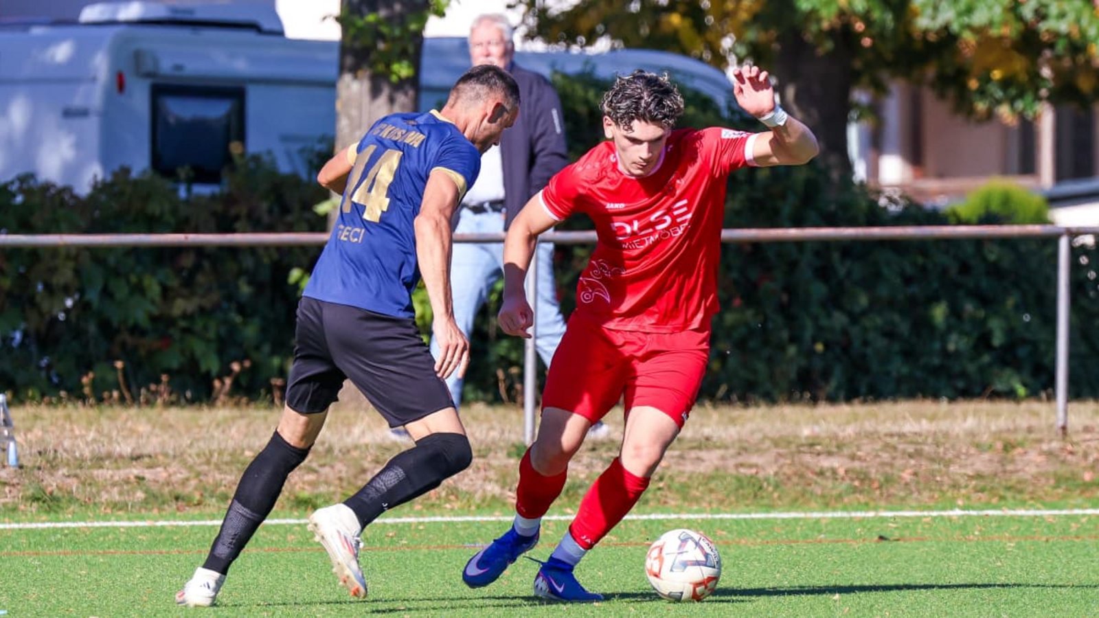 Atabeg Roman Saleh (rechts, daneben Ardian Geci) bringt den SV Fellbach II zweimal in Führung. Beim 1:0 trifft er mit links von der rechten Strafraumecke. Nicht nur für SVF-Coach Alexios Asteris ein Traumtor, sondern auch für Kosova-Torwart Egzon Krasniqi.Günter Schmid