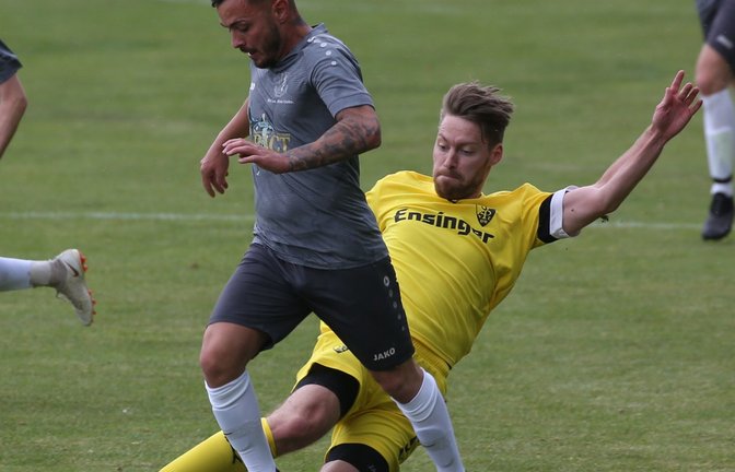 Ob Riexingens Kevin Bürkle (links, im weißen Trikot) oder Ensingens Max Lohfink (rechts, im gelben Trikot) – in den Topspielen zum Saisonfinale stimmte der Einsatz.  <span class='image-autor'>Fotos: Nachreiner, Küppers</span>