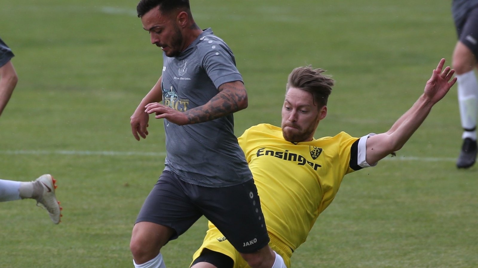 Ob Riexingens Kevin Bürkle (links, im weißen Trikot) oder Ensingens Max Lohfink (rechts, im gelben Trikot) – in den Topspielen zum Saisonfinale stimmte der Einsatz.  Fotos: Nachreiner, Küppers