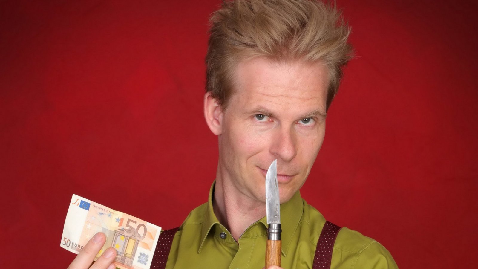Einen magischen Abend voller Zauberei verspricht Christian Brandes für heute (7. Oktober) um 20 Uhr im Uhlandbau Mühlacker. „Der will nur spielen“ heißt das Programm, das der ehemalige Vorsitzende des Magischen Zirkels Lübeck präsentieren wird. „Ein Clown in der Maskerade eines ausgewachsenen Zauberkünstlers“, schreibt Christian Brandes auf seiner Webseite über sich selbst. Bereits bei seiner ersten offiziellen Solo-Show mit dem Titel „Der will nur spielen“ zeigt der humorvolle Zauberkünstler, dass er sich selbst nicht so ernst nimmt und überdies eine besondere Beobachtungsgabe besitzt: Alltägliche Situationen, die bei genauerem Hinsehen mehr Witz, Skurrilität und Weisheit beinhalten, als wir zu denken wagen, dienen Christian Brandes als Stoff für seine Show. Mit Leidenschaft und überragender Bühnenpräsenz nimmt er sich scheinbar trivialer Themen an und übertreibt am liebsten maßlos. Sein Motto: „Je einfacher ein Gegenstand, desto größer die Herausforderung.“ Foto: p Einen magischen Abend voller Zauberei verspricht Christian Brandes für heute (7. Oktober) um 20 Uhr im Uhlandbau Mühlacker. „Der will nur spielen“ heißt das Programm, das der ehemalige Vorsitzende des Magischen Zirkels Lübeck präsentieren wird. „Ein Clown in der Maskerade eines ausgewachsenen Zauberkünstlers“, schreibt Christian Brandes auf seiner Webseite über sich selbst. Bereits bei seiner ersten offiziellen Solo-Show mit dem Titel „Der will nur spielen“ zeigt der humorvolle Zauberkünstler, dass er sich selbst nicht so ernst nimmt und überdies eine besondere Beobachtungsgabe besitzt: Alltägliche Situationen, die bei genauerem Hinsehen mehr Witz, Skurrilität und Weisheit beinhalten, als wir zu denken wagen, dienen Christian Brandes als Stoff für seine Show. Mit Leidenschaft und überragender Bühnenpräsenz nimmt er sich scheinbar trivialer Themen an und übertreibt am liebsten maßlos. Sein Motto: „Je einfacher ein Gegenstand, desto größer die Herausforderung.“ Foto: p