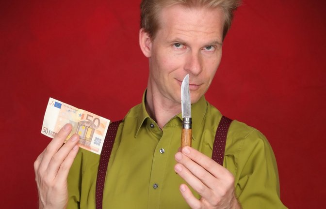 Einen magischen Abend voller Zauberei verspricht Christian Brandes für heute (7. Oktober) um 20 Uhr im Uhlandbau Mühlacker. „Der will nur spielen“ heißt das Programm, das der ehemalige Vorsitzende des Magischen Zirkels Lübeck präsentieren wird. „Ein Clown in der Maskerade eines ausgewachsenen Zauberkünstlers“, schreibt Christian Brandes auf seiner Webseite über sich selbst. Bereits bei seiner ersten offiziellen Solo-Show mit dem Titel „Der will nur spielen“ zeigt der humorvolle Zauberkünstler, dass er sich selbst nicht so ernst nimmt und überdies eine besondere Beobachtungsgabe besitzt: Alltägliche Situationen, die bei genauerem Hinsehen mehr Witz, Skurrilität und Weisheit beinhalten, als wir zu denken wagen, dienen Christian Brandes als Stoff für seine Show. Mit Leidenschaft und überragender Bühnenpräsenz nimmt er sich scheinbar trivialer Themen an und übertreibt am liebsten maßlos. Sein Motto: „Je einfacher ein Gegenstand, desto größer die Herausforderung.“ <span class='image-autor'>Foto: p</span>
