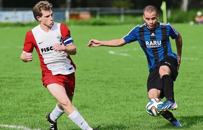 Dreifacher Torschütze für den TSV Enzweihingen am ersten Saisonspieltag: Alperen Ince (rechts) Foto: Küppers