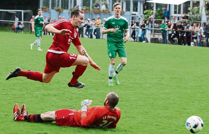Geschlagen liegt Manuel Wagner am Boden. Johannes Schuller (links) hat den Ball am SVS-Torwart vorbei zum 1:0 ins Tor geschoben. Foto: Nachreiner