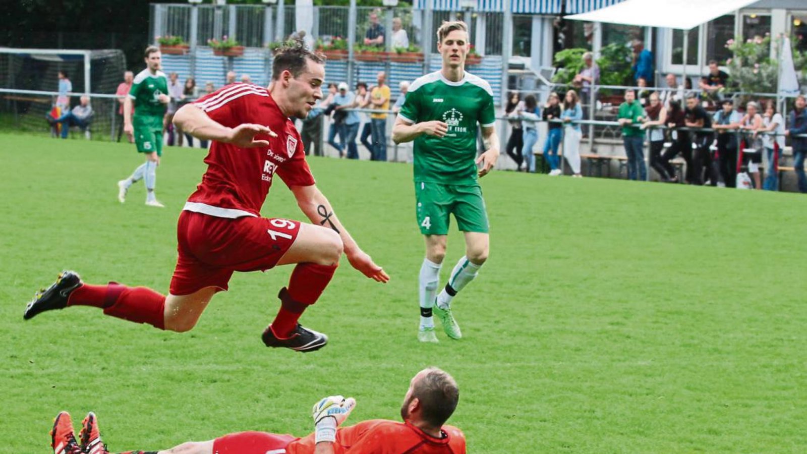 Geschlagen liegt Manuel Wagner am Boden. Johannes Schuller (links) hat den Ball am SVS-Torwart vorbei zum 1:0 ins Tor geschoben. Foto: Nachreiner Geschlagen liegt Manuel Wagner am Boden. Johannes Schuller (links) hat den Ball am SVS-Torwart vorbei zum 1:0 ins Tor geschoben. Foto: Nachreiner