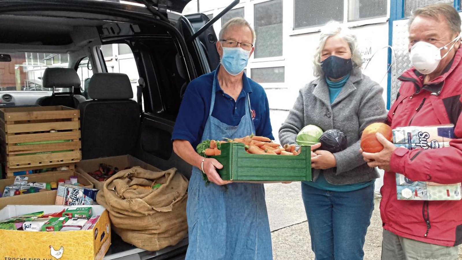 Mit vereinten Kräften war der vollgepackte Caddy aus Schützingen schnell entladen. Von links: Tafelmitarbeiter Dr. Johannes Bastian, die Schützinger Pfarrerin Sigrid Telia und Kirchengemeindemitglied Rudi Bauer. Foto: Filitz Mit vereinten Kräften war der vollgepackte Caddy aus Schützingen schnell entladen. Von links: Tafelmitarbeiter Dr. Johannes Bastian, die Schützinger Pfarrerin Sigrid Telia und Kirchengemeindemitglied Rudi Bauer. Foto: Filitz
