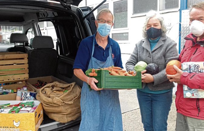 Mit vereinten Kräften war der vollgepackte Caddy aus Schützingen schnell entladen. Von links: Tafelmitarbeiter Dr. Johannes Bastian, die Schützinger Pfarrerin Sigrid Telia und Kirchengemeindemitglied Rudi Bauer.  Foto: Filitz