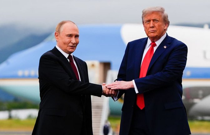 Putin und Trump bei einem Treffen in Alaska. Im November wollen sie über nukleare Abrüstung reden. (Archiv)<span class='image-autor'>Julia Demaree Nikhinson/AP/dpa</span>