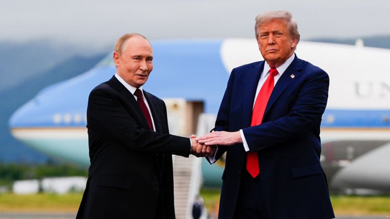 Putin und Trump bei einem Treffen in Alaska. Im November wollen sie über nukleare Abrüstung reden. (Archiv)Julia Demaree Nikhinson/AP/dpa