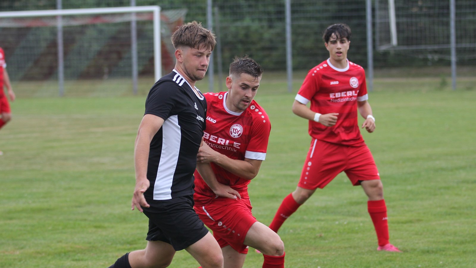 Daniel Migulla (links) macht mit dem TSV Großglattbach einem Landesligisten im Finale das Leben schwer. Foto: Dittrich Daniel Migulla (links) macht mit dem TSV Großglattbach einem Landesligisten im Finale das Leben schwer. Foto: Dittrich