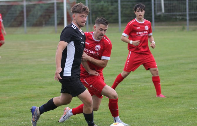 Daniel Migulla (links) macht mit dem TSV Großglattbach einem Landesligisten im Finale das Leben schwer. <span class='image-autor'>Foto: Dittrich</span>