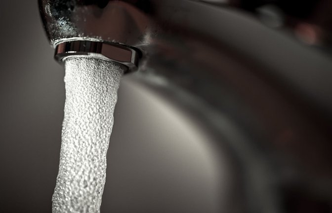 Wie lange in Zaisenhausen kein Wasser fließt, ist bislang unklar. (Symbolbild)<span class='image-autor'>Felix Kästle/dpa</span>