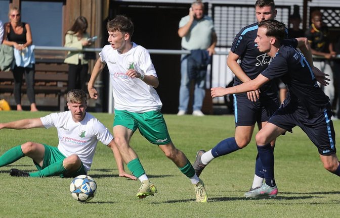 Der TSV Heimerdingen mit Paul Janusz (vo. li.) und dem lange verletzten Rückkehrer Lars Ruckh (li. hi.) dominierte die Partie gegen den TSV Merklingen.<span class='image-autor'>Andreas Gorr</span>