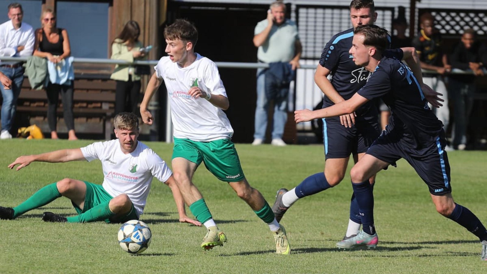 Der TSV Heimerdingen mit Paul Janusz (vo. li.) und dem lange verletzten Rückkehrer Lars Ruckh (li. hi.) dominierte die Partie gegen den TSV Merklingen.Andreas Gorr