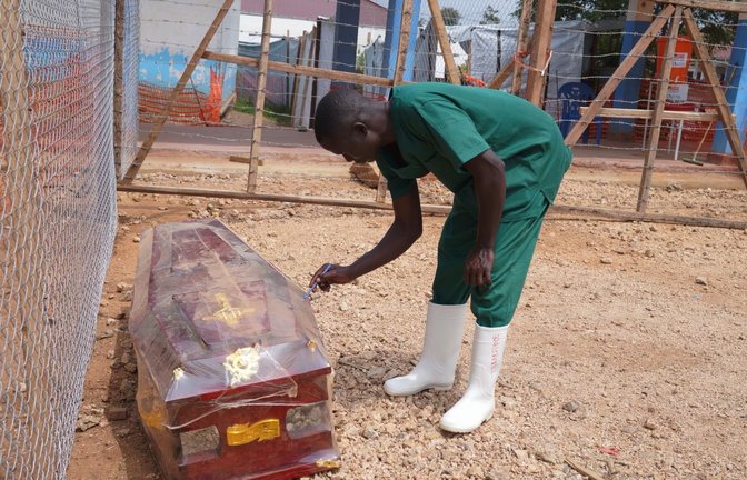 Bereits mehr als 2.000 Menschen starben im Kongo an Ebola. (Archivbild)<span class='image-autor'>Dieudonne Dirole/AP/dpa</span>