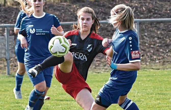 Horrheims Anna-Lena Collmer (Mitte) setzt sich gegen Lisa Schmidt durch, doch am Ende baut die SGM Heumaden/Sillenbuch/Eintracht ihren Vorsprung an der Tabellenspitze aus. Foto: Leitner