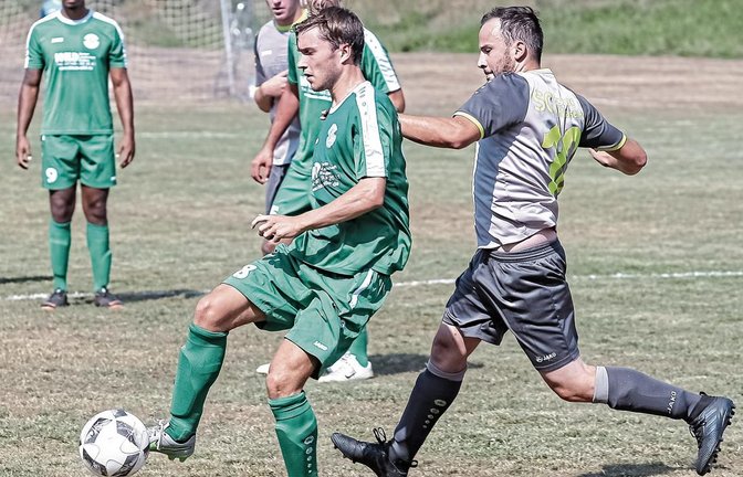 Josua Steffan (Markgröningen) schirmt zwar den Ball gegen Marcel Bauer ab, doch am Ende gewinnt Roßwag/Mühlhausen mit 3:0. Foto: Simecek